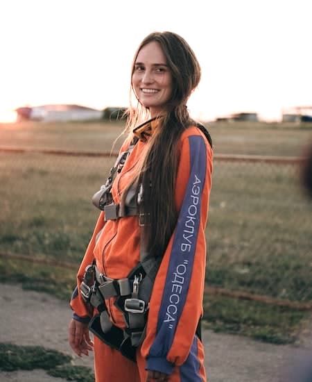 Skydiving Outfit Women, Sky Diving Outfit, Skydiving Outfit, Adventure Equipment, What To Wear With Leggings, Mommy In Heels, Terminal Velocity, Mommy Workout, Black Faux Leather Leggings