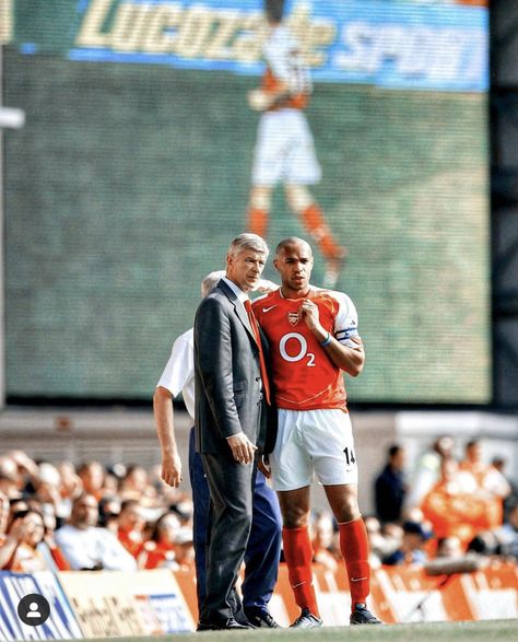 Classic Football Photos, Henry Theiry, Arsene Wenger Wallpapers, Thierry Henry Wallpaper, Iconic Football Photos, Arsenal Henry, Wenger Arsenal, Thierry Henry Arsenal, Cool Football Pictures