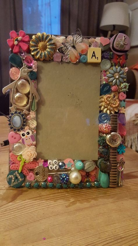 Collage On Furniture, Decorating Frames Ideas, Junk Picture Frames, Decorated Frames Ideas, Artsy Diy Gifts, How To Decorate Picture Frames, Custom Picture Frames Diy, Embellished Picture Frames, Handmade Picture Frames Diy