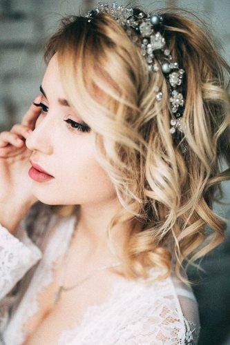 wedding hairstyles down for short hair headband halo with bang vesna accessories Headbands For Short Hair, Wedding Hairstyles Medium Length, Veil Hairstyles, Rosie The Riveter, Short Wedding Hair, Wedding Hair Down, Penteado Cabelo Curto, Trending Hairstyles, Boho Hairstyles