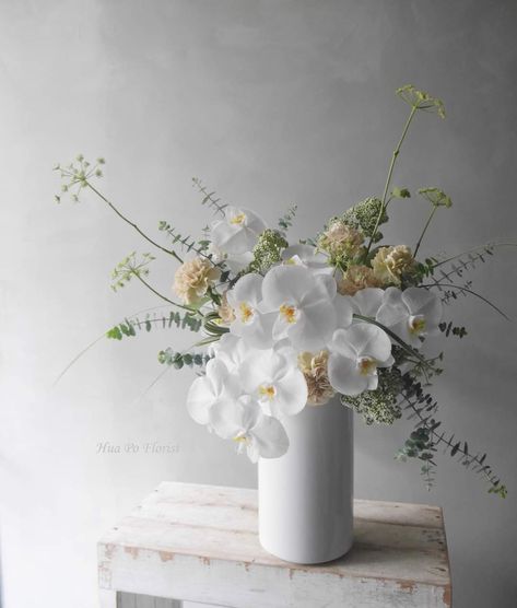 Simple Floral Installation, Mid Century Modern Floral Arrangements, Orchid Arrangements Wedding, Orchid Arrangements Centerpieces, Minimal Flower Arrangements, Orchid Floral Arrangements, Vase Flower Arrangements, Orchid Centerpieces, Flower Arrangement Designs