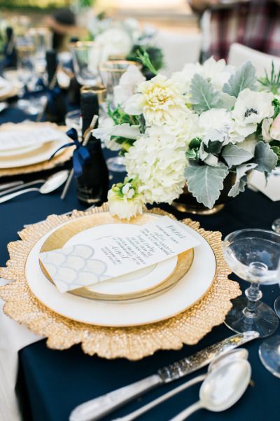 1920's navy and gold wedding table: http://www.stylemepretty.com/texas-weddings/dallas/2014/12/31/great-gatsby-inspiration-shoot/ | Photography: Anna Smith - http://www.annasmithphotography.com/ Jas Wedding, Ash Wed, White Wedding Table Setting, Navy Blue Wedding Theme, Gold Place Setting, Navy Blue And Gold Wedding, Gala Decorations, Gold Weddings, White Charger