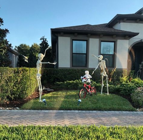 Halloween Poses, Creative Halloween Decorations, Halloween Lawn, Halloween Skeleton Decorations, Skeleton Decorations, Halloween Displays, Halloween Yard, Garden Designs, Family Halloween