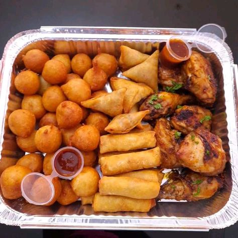 Nigerian Small Chops Platter, Nigerian Picnic, Small Chops Pictures, Small Chops In Nigeria, Food Trays In Nigeria, Small Chops Package In Nigeria, Small Chops Platter, Nigerian Pastries, Food Tray Ideas