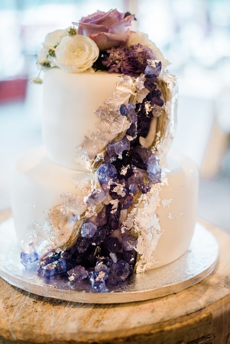 Geode Wedding Cake With Flowers, Floral Geode Cake, Amethyst Wedding Cake, Geode Bridal Shower Theme, Wedding Cake With Crystals, Gem Wedding Theme, Crystal Wedding Ideas, Gemstone Wedding Theme, Purple Geode Cake