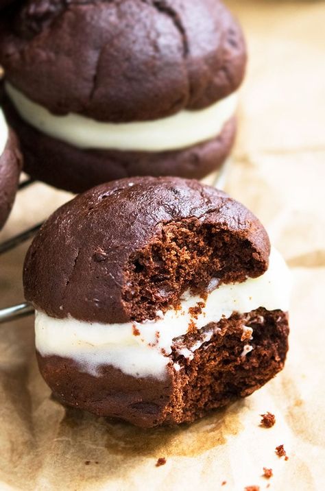 Chocolate Whoopie Pie Recipe, Gobs Recipe, Cake Mix Whoopie Pies, Whoopi Pies, Fry Potatoes, Chocolate Cake Mix Recipes, Marshmallow Filling, Recipes Using Cake Mix, Whoopie Pie Recipe