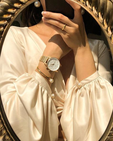 Hegia de Boer sur Instagram : When it comes to watches, I will only wear the ones that are classic and versatile. The one that gives me the control of time and elegance… Stile Blair Waldorf, Photographie Portrait Inspiration, Cream Aesthetic, Beige Outfit, Gold Aesthetic, Classy Aesthetic, Beige Aesthetic, Brown Aesthetic, How To Pose