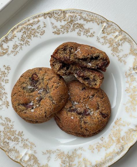 Things To Bake Aesthetic, Autumn Baked Goods Aesthetic, Autumnal Baking, Cookies Baking Aesthetic, Bake Christmas Cookies Aesthetic, Fall Baking Cookies Aesthetic, Chocolate Cookie Aesthetic, Making Gingerbread Cookies Aesthetic, Pastry Aesthetic