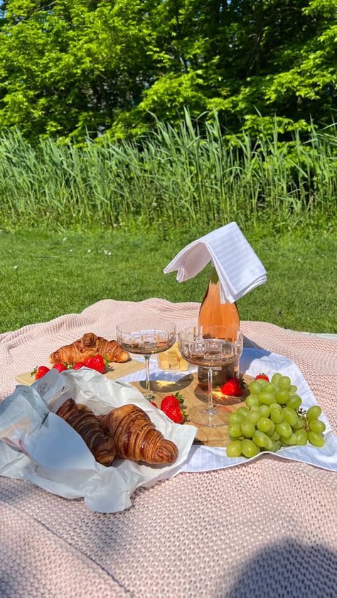 Romantic picnic ideas Simple Picnic Photoshoot Ideas, Romantic Picnic Set Up, Picnic Anniversary Ideas, Simple Picnic Ideas For Couples, Picnic Set Up Ideas Simple, Simple Beach Picnic, Romantic Picnic Ideas, Simple Picnic, Small Picnic