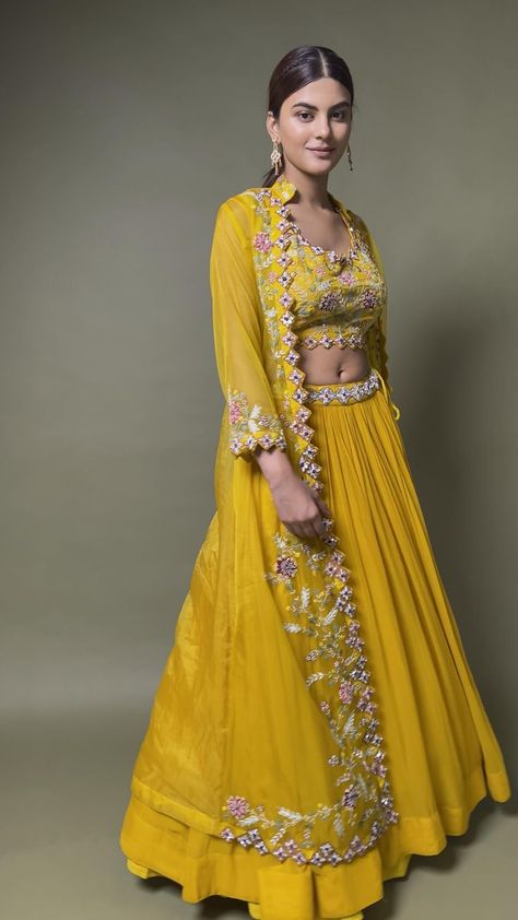 Pithi Outfit Brides Indian Fashion, Haldi Ceremony Outfit For Groom Sister, Yellow Outfit Ideas For Haldi, Yellow Indo Western Outfits, Haldi Dresses For Bride, Pithi Outfit Brides, Haldi Dress Ideas For Bride, Haldi Outfit Ideas For Bride, Haldi Ceremony Outfit For Bride Unique