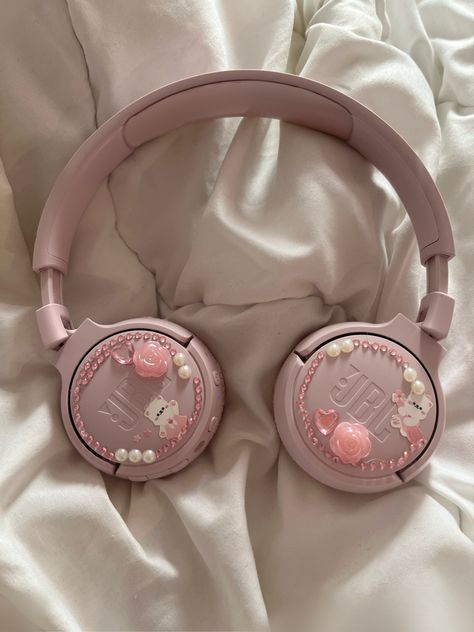 Headphone Decoration, Pink Headphones, Jbl Headphones, Flowers And Pearls, Pink Music, Cute Headphones, Soft Pink Theme, Pink Girly Things, Pink Vibes