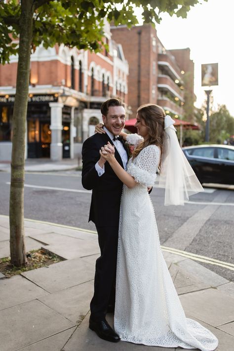 Short Veil Hair Down, Short Wedding Dress With Long Veil, Rockstar Bride, Short Veil Wedding, Veil With Bow, Veil Hair Down, Wedding Dress With Short Sleeves, Circle Veil, Veil Wedding Dress