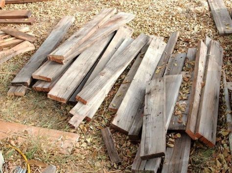 Cómo hacer caminos de madera reciclada para el patio o jardín- cortar tablas Wood Pallet Walkway, Pallet Walkway, Wood Pathway, Diy Pathway, Old Fence Boards, Wooden Pathway, Yard Remodel, Wood Walkway, Wood Path