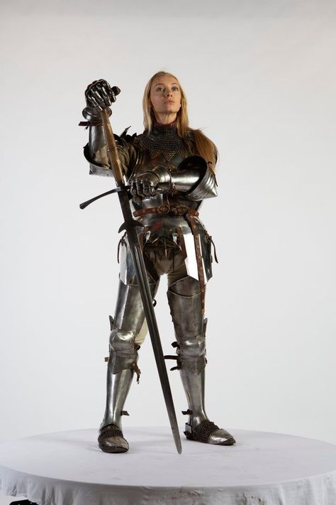 Armor Reference, Female Armor, Photographie Portrait Inspiration, Female Knight, Body Reference Poses, Knight Armor, Human Poses Reference, Figure Poses, Poses References