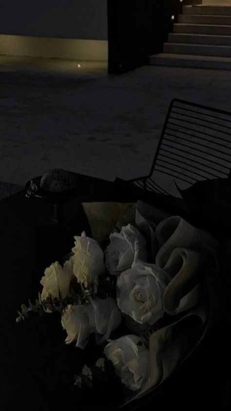 Esthetic Photos Black, Dark Asethic Wallpaper Background, Black Background Aesthetic Laptop, Night Aesthetic Flowers, Flower Bouquet Aesthetic Dark, Flowers Low Exposure, Darkish Aesthetic, Black Aesthetic Flowers, Aesthetic Flowers Dark