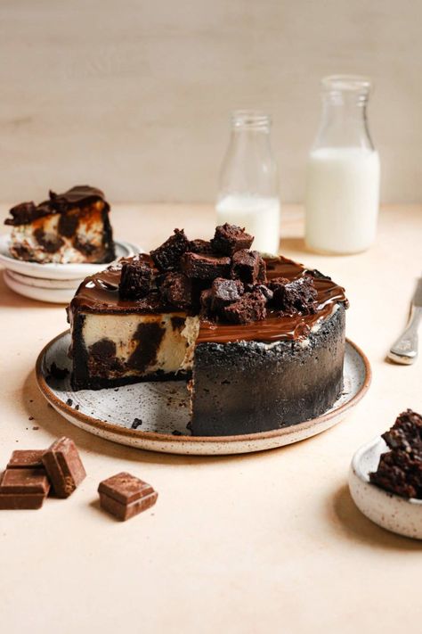 This Brownie Cheesecake recipe features cubes of brownies baked right inside with an Oreo crumb crust and chocolate ganache topping. Yum! Chocolate Christmas Cheesecake, Chocolate Ganache Topping, Birthday Cheesecake, Crumb Crust, Brownie Cheesecake, Dessert Party, Chocolate Cheese, Cheesecake Filling, No Bake Brownies