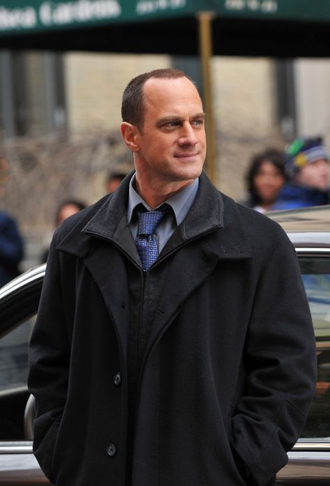 Elliot Stabler Aesthetic, Detective Stabler, Short Hair Picture, Eliot Stabler, Long Hairstyles Haircuts, Celebrity Hair Styles, Curly Hair Color Ideas, Prom Hairstyles Medium, Hairstyles Medium Hair