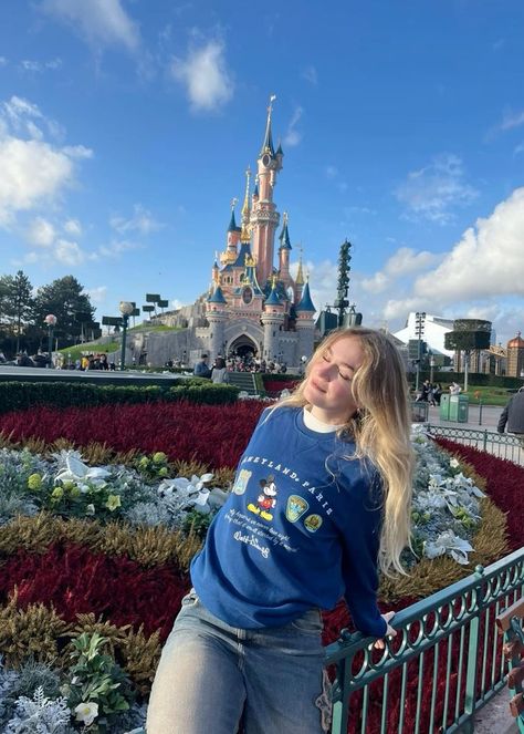 15 Disneyland Outfit Ideas for Moms: Stylish and Comfortable Tips Disneyland Winter Aesthetic, Winter Disney Bounding, Disney Paris Winter Outfit, Disney Merch Aesthetic, Cold Disneyland Outfit, Disneyland Paris Outfit Autumn, Disney Sweater Outfit, Paris Disneyland Outfit, Disney Park Outfit Winter