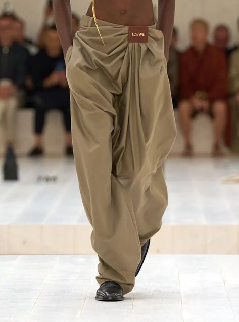 Loewe Pants, Pants Runway, Runway Pants, Lux Fashion, Concept Clothing, Pants Details, Fashion Aesthetics, New Rock, Red Carpet Fashion