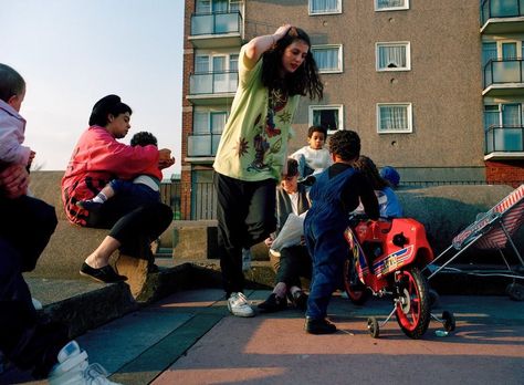 Superb Photos Of Life On A 1991 British Social Housing Estate - Flashbak Photography Degree, Children Playground, Social Photography, Farm Estate, Council Estate, Housing Estate, Breathtaking Photography, Gordon Parks, Uk History