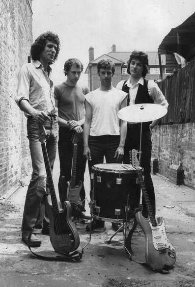 Dire Straits, possibly in Newcastle where Mark Knopfler is from! 80s Musicians, Mark Knopfler, Dire Straits, Oldies Music, Musica Rock, British Rock, Heavy Metal Bands, Music Photo, Pop Rock