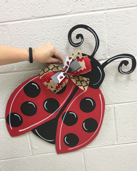 Ladybug Ornaments Diy, Love Bug Door Decoration, Wooden Ladybug Crafts, Spring Primitive Crafts, Ladybug Clothespin Wreath, Ladybug Door Hanger, Ladybug Diy, Wooden Ladybugs, Leaner Signs