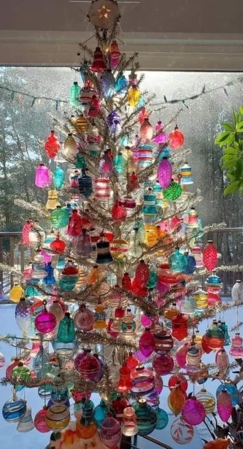 Kitschy Christmas Tree, Vintage Inspired Christmas Tree, Ugly Christmas Tree, Y2k Christmas, Tree Inspiration, Kitsch Christmas, Vintage Inspired Christmas, Tacky Christmas, Tree Themes