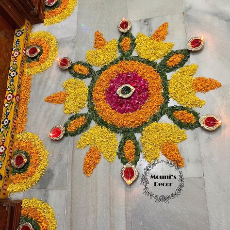 Devali Rangoli With Flowers, Flower Rangoli Designs Simple Diwali, Dipawali Rangoli Designs Latest, Flower Decoration For Pooja, Floral Rangoli, Simple Flower Rangoli, Pooja Decor, Home Flower Decor, Diwali Pooja