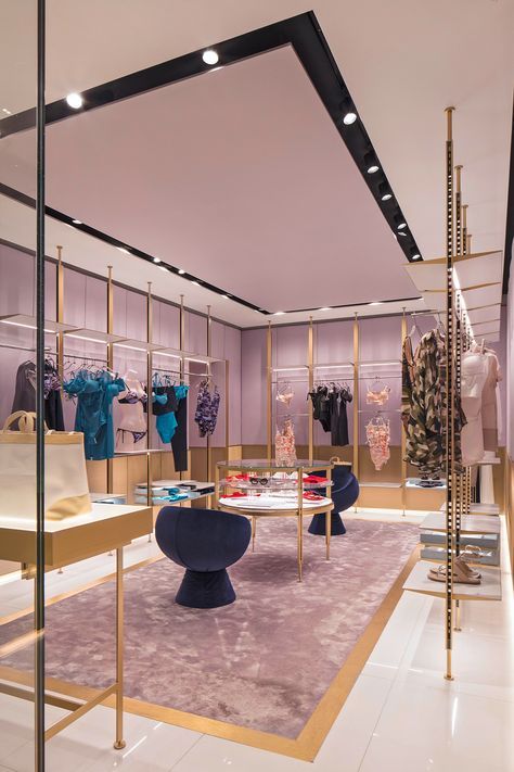 Baciocchi Associati upsizes luxury lingerie and fashion brand La Perla’s boutique on the city’s most fashionable street. Lingerie Store Design, Display Visual Merchandising, Fashion Store Design, A Clothing Store, Clothing Store Interior, Clothing Store Design, Store Design Boutique, Boutique Interior Design, Boutique Decor