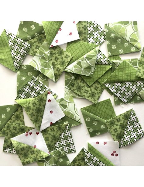 Half-Square-Triange Christmas Projects — Jillily Studio Blog Advent Tree, Christmas Quilting Projects, Calendar Advent, Christmas Quilt Blocks, Christmas Tree Quilt, Orange Rolls, Christmas Patchwork, Christmas Blocks, Christmas Sewing Projects