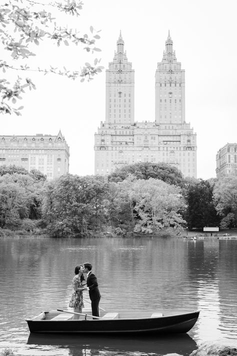 Photo: @by_matthew of @clybymatthew #clybymatthew #matthewree #love #nyc #nycwedding #nycweddingphotographer #nycengagement #engagement #destinationweddingphotographer #destinationwedding #nycweddingplanning #wedding #weddingplanning #weddinginspiration #engaged #weddingideas #romanticwedding #romance #engagementsession #centralparkengagmentphoto #engagementphoto #centralparkcouplephoto #boat Photos In Nyc, City Engagement Pictures, Engagement Photos Nyc, Nyc Wedding Photos, Central Park Manhattan, Nyc Photoshoot, Central Park Weddings, Engaged Couples Photography, Manhattan Wedding