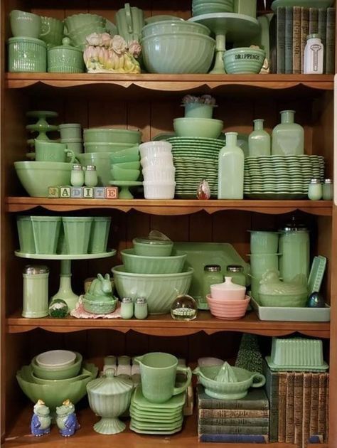 Jadeite Kitchen, Vintage Jadeite, Yard Sales, Kitchen Display, Kitchen Vintage, Mccoy Pottery, Vintage Dishes, Vintage Country, Yard Sale