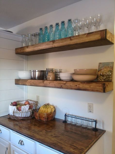 $20 DIY Floating Shelves - After taking down a bay of cabinets in my kitchen and looking at a bare wall for about a month, I had to make a decision on what kind… Koti Diy, Shelves Kitchen, Wooden Floating Shelves, Regal Design, Floating Shelves Diy, Wood Floating Shelves, Diy Holz, Estantes Flotantes, Kitchen On A Budget