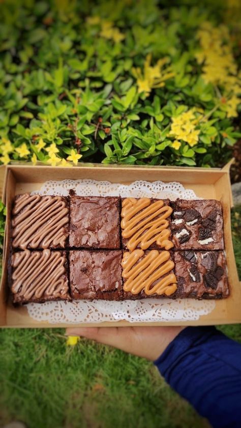 Brownie Treat Boxes, Brownies Business Ideas, Brownie Boxes Gift, Assorted Brownies, Box Dulce, Brownie Business, Brownie Dip, Brownie Boxes, Biscoff Brownies