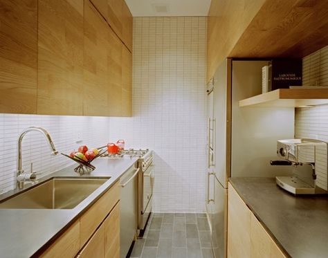 10 Well-Designed Windowless Kitchens Windowless Kitchen, Design Case Mici, Studio Apartment Kitchen, Long Narrow Kitchen, Galley Kitchen Design, Studio Apartment Design, Home Idea, Kitchen New York, Galley Kitchens