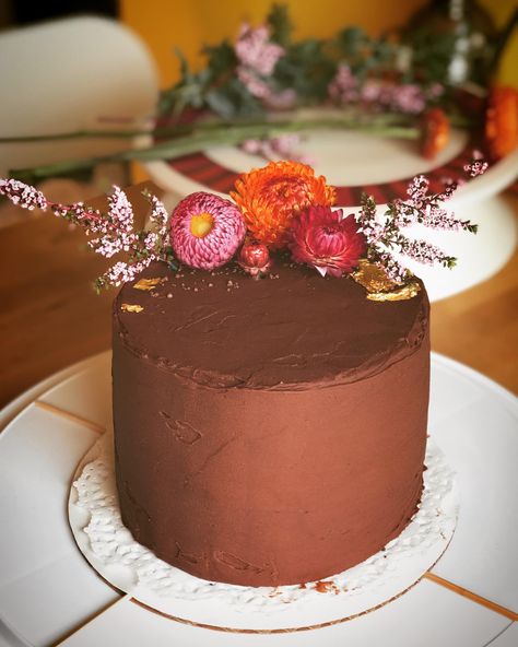 [Homemade] chocolate cake with fresh flowers Chocolate Cake Fresh Flowers, Chocolate Cake Decoration Flowers, Chocolate Cake With Fresh Flowers, Chocolate Cake Flowers, Chocolate Floral Cake, Chocolate Cake With Flowers, Chocolate Cake Icing, Cake With Fresh Flowers