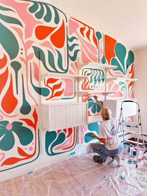 Wall Murals Painted Colorful, Work Mural Ideas, Mural Art Inspiration, Vintage Mural Art, Mural Art Floral, Mural Living Room Wall, Murals In Homes, Whimsical Mural Ideas, Modern Floral Mural