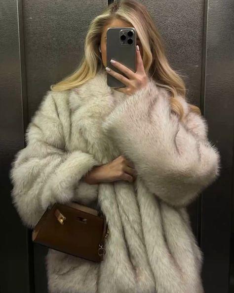 Fur Coat Aesthetic Outfit, Rich Winter Aesthetic, Fur Jacket Aesthetic, Grey Fur Coat Outfit, White Fur Coat Outfit, Faux Fur Coat Outfit, Fur Coat Aesthetic, Classy Outfits Winter, Fur Aesthetic