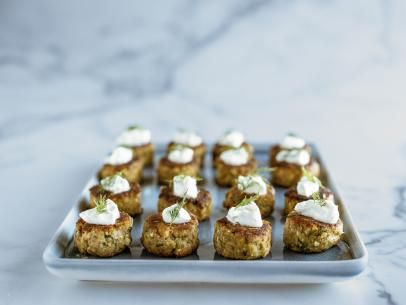 collection when you are entertaining. Here, Ree transforms simple canned salmon into a platter of delicious salmon cakes. Ree Drummond Salmon Cakes, Pioneer Desserts, Special Appetizers, Salmon Patty, Food Network Recipes Pioneer Woman, Salmon Cakes Recipe, Canned Fish, Salmon Croquettes, Canned Salmon