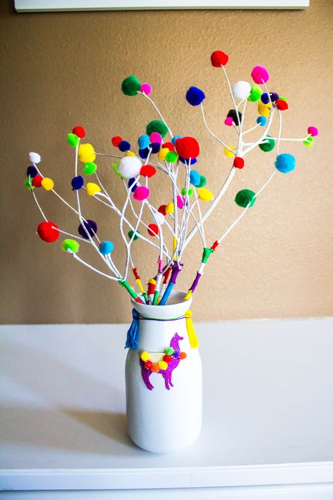 Pom Pom Centerpieces Table Decorations, Pom Pom Painting, Branches Embroidery, Eco Christmas Decorations, Floss Crafts, Pompom Art, Pista Shell Crafts, Pom Pom Balls, Pom Pom Tree