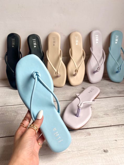 Sliders Slippers in pastel colours Simple Slippers For Women, Flat Slippers For Women Fashion, Sleepers Footwear For Women, Summer Footwear Women, Trendy Slippers For Women, Slippers Womens Flats, Classy Slippers, Slippers For Women Fashion, Summer Slippers For Women