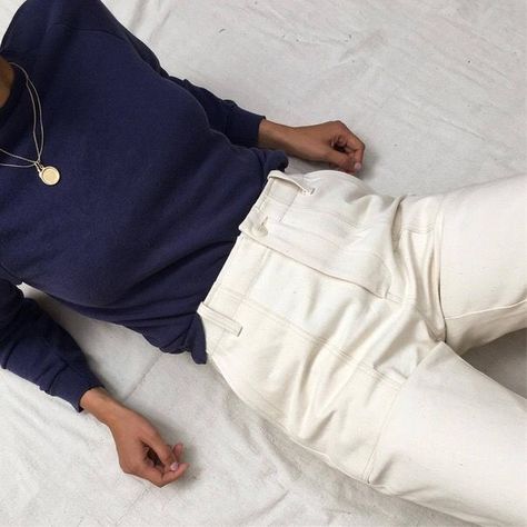 Fashion flatlay on person with white pants and navy blue shirt outfit Blue Turtleneck, Beige Outfit, Mode Inspo, 가을 패션, Outfits Casual, Fashion Mode, Looks Style, Mode Inspiration, White Pants