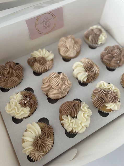 Neutral Brown Birthday Party Themes, Brown And White Cupcakes, Brown And Beige Party Decorations, Brown Cupcakes Decoration, Shades Of Brown Cupcakes, Neutral Desserts, Boho Baby Shower Cupcakes, Beige Cupcakes, Neutral Baby Shower Cupcakes