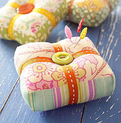 Making Pin Cushions, Pin Cushion Diy, Make Your Own Pins, Pincushion Tutorial, Pin Cushions Patterns, Project Bags, Costura Diy, Beginner Sewing, Sewing Class