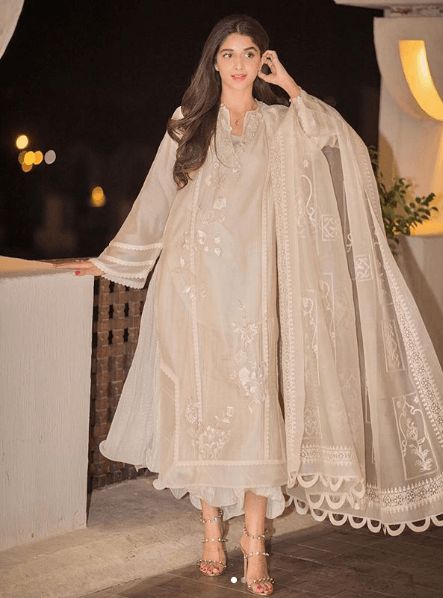 mawra-hocane 24 Ways to Wear All White Outfits Like Pakistani Celebrities Wedding Simple, Pakistani Wedding Outfits, Pakistani Fancy Dresses, Pakistani Fashion Party Wear, Beautiful Pakistani Dresses, Salwar Kamiz, Indian Dresses Traditional, Party Kleidung, Simple Pakistani Dresses