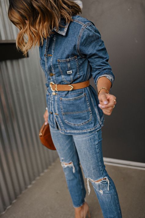 The 2020 Way to Style a Denim on Denim Look | Denim Outfit Ideas | How to Style | Clothing Tips | Denim on Denim Outfit Ideas | Denim Jacket Outfit | Denim Aesthetic | Nude Pumps Outfit | Gold Accessories | Fashion Inspiration | Fashion Trends | Fashion Style Guide | Chic Fashion Blogger | Chic Talk #denim #howtostyle Nude Pumps Outfit, Denim Outfit Ideas, Denim Aesthetic, Denim On Denim Looks, Denim Clothes, Plus Zise, Ny Outfits, Outfits Con Jeans, Outfit Denim