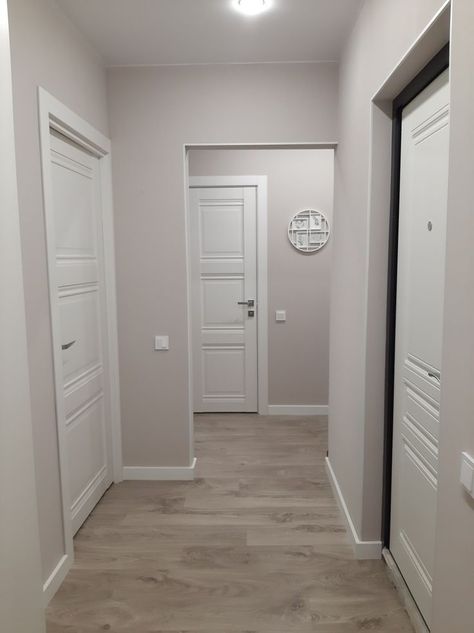 White Doors Grey Walls, Door Colour With White Walls, White Wall Beige Door, Painting Ideas For Home Walls, Warm White Walls, Interior Wall Colors Living Room, Door Design In White Colour, Jotun Grey Wall Colours, House Color Schemes Interior