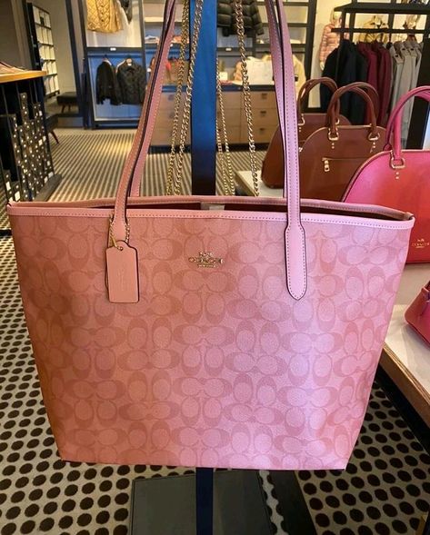 Coach Bag Pink, Handbag School, Uni Bag, Pink Handbag, Luxury Bags Collection, Guess Purses, Handbag Essentials, Girly Bags, Pink Tote Bags