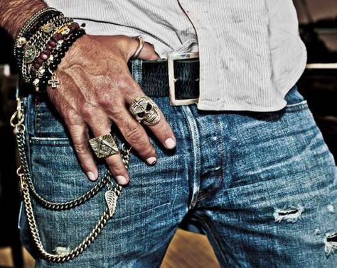 i am obsessed with wallet chains Chains Men, Wearing Rings, Jeans With Chains, Masculine Jewelry, Rings And Bracelets, Wallet Chains, Mens Denim Shorts, Biker Jewelry, King Baby