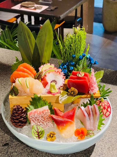 Sushi Presentation Ideas, Sushi Plating, Japenese Food, Sashimi Platter, Japanese Food Sushi, Sushi Menu, Sashimi Sushi, Sushi Platter, Foreign Food